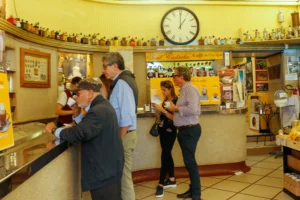 Gäste trinken Espresso im Stehen an der Theke des traditionsreichen Sant'Eustachio Caffè in Rom